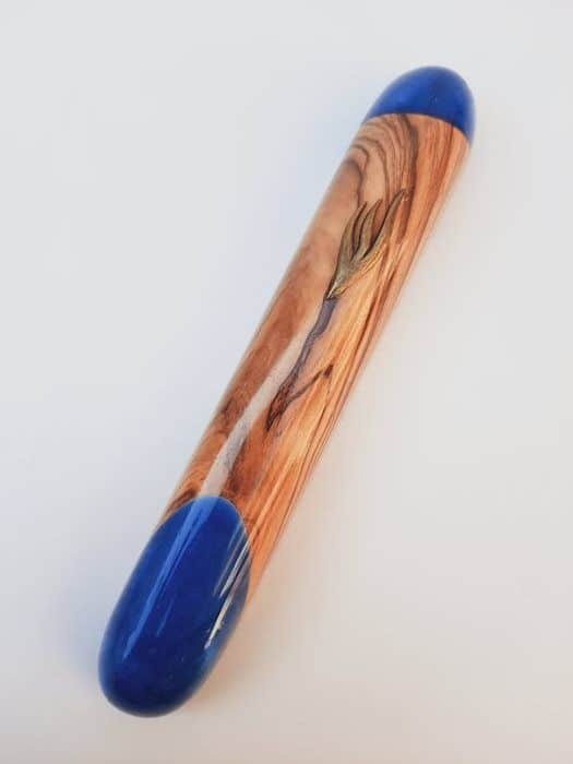 22 בית מזוזה 12 עץ זית ואפוקסי כחול