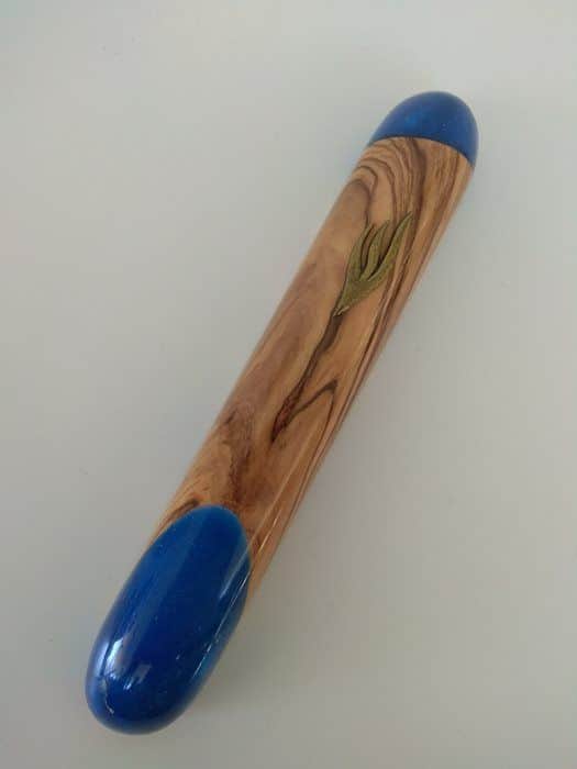 22 מזוזה 12 עץ זית ואפוקסי כחול