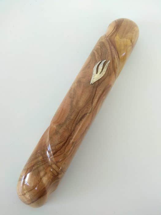 24 מזוזה 12 עץ זית וחריטה