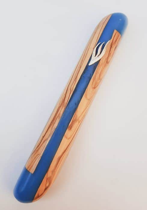 25 בית מזוזה 12 עץ זית ואפוקסי כחול