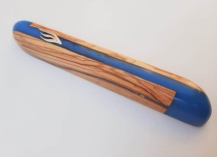 25-4 מזוזה 12 עץ זית ואפוקסי כחול