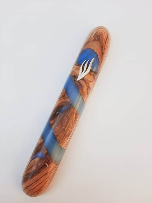 26 בית מזוזה 12 עץ זית ואפוקסי כחול