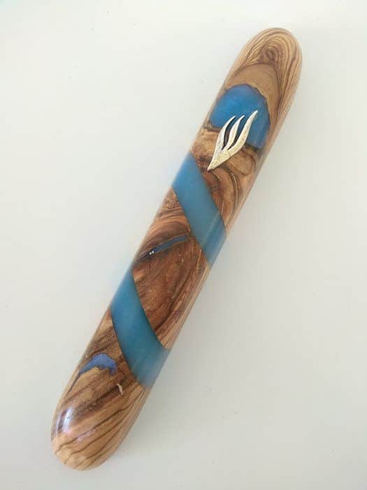 26 מזוזה 12 עץ זית ואפוקסי כחול