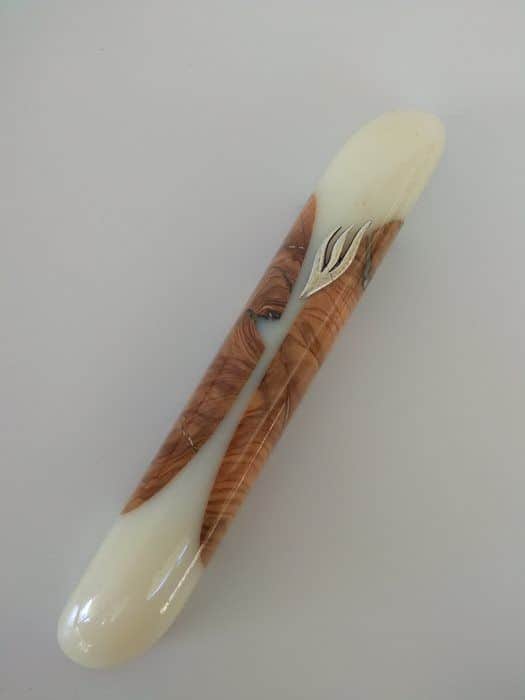 27 מזוזה 12 עץ זית ואפוקסי לבן