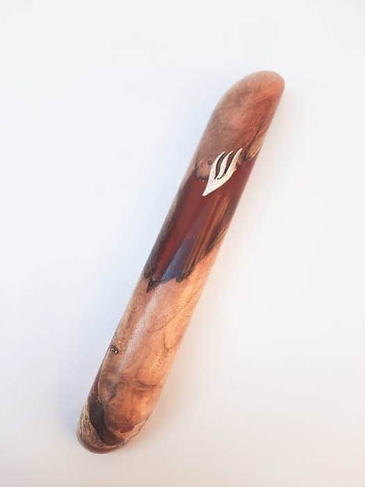 28 בית מזוזה 15 עץ חרוב ואפוקסי אדום