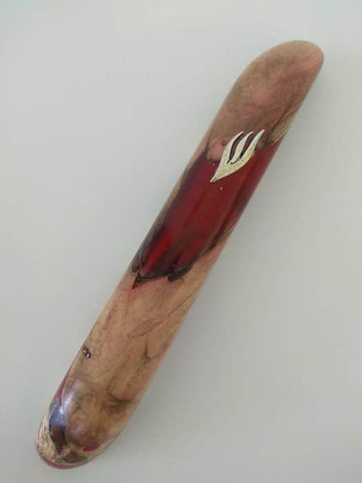 28 מזוזה 15 עץ חרוב ואפוקסי אדום