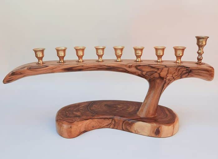 HA2-3 חנוכיה מעץ זית עם כנים