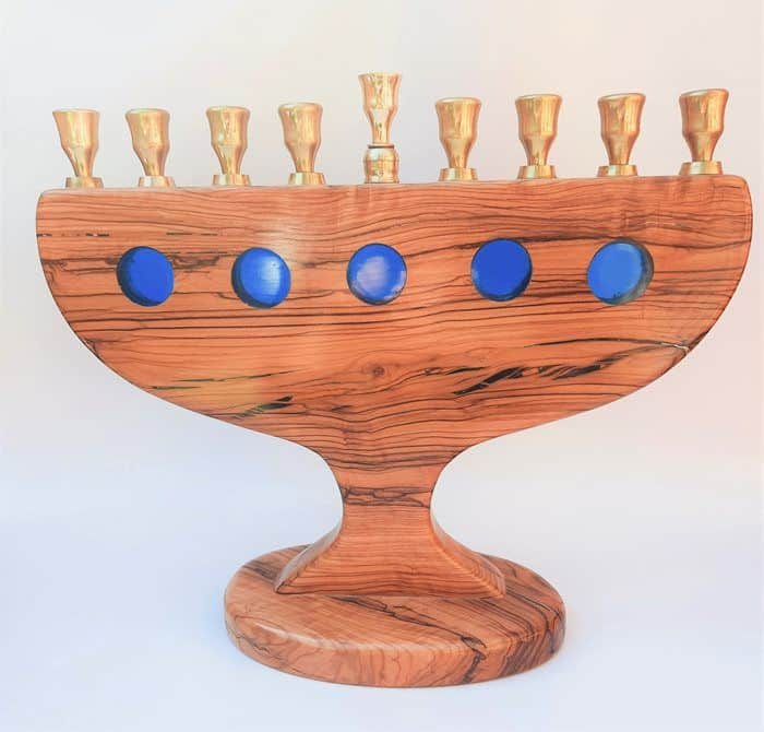 HA3 חנוכיה מעץ זית ואפוקסי כחול עם כנים