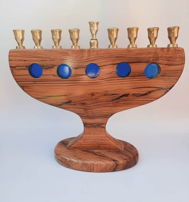 HA3-3 חנוכיה מעץ זית ואפוקסי כחול עם כנים