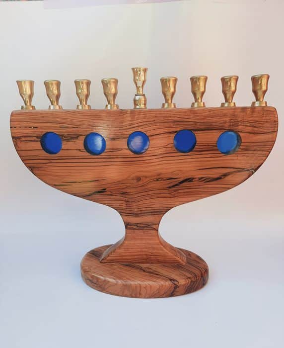 HA3-4 חנוכיה מעץ זית ואפוקסי כחול עם כנים