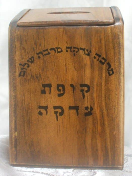 KU1 קופת צדקה עץ קרולינה צבוע עם כיתוב