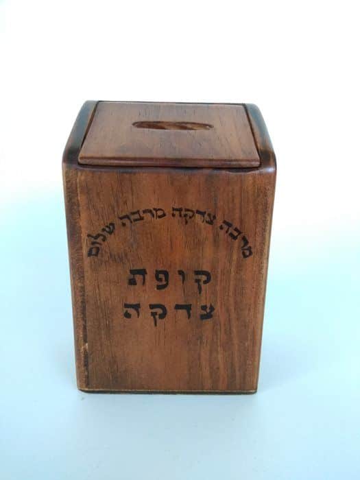 KU1-3 קופת צדקה עץ קרולינה צבוע עם כיתוב