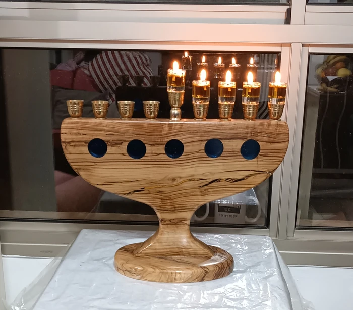 HA3 חנוכיה מעץ זית ואפוקסי כחול עם כנים