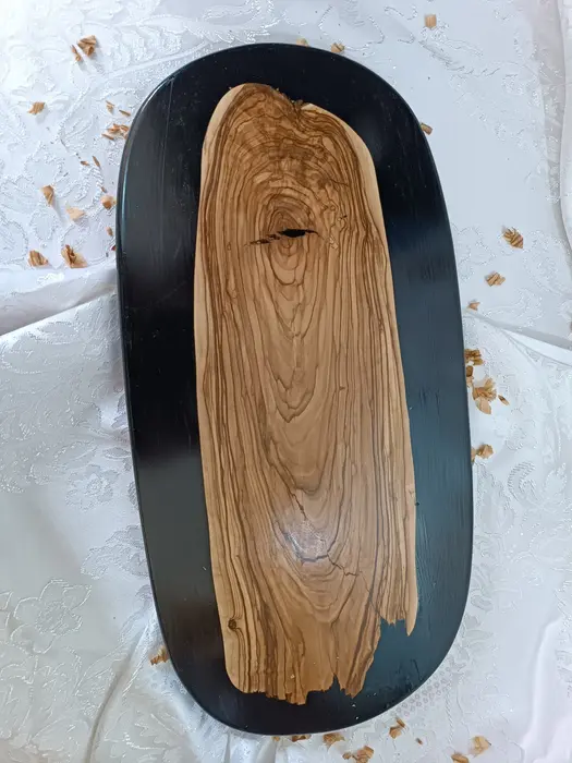 KE5 קרש חיתוך - מעץ זית עם מסגרת אפוקסי שחור