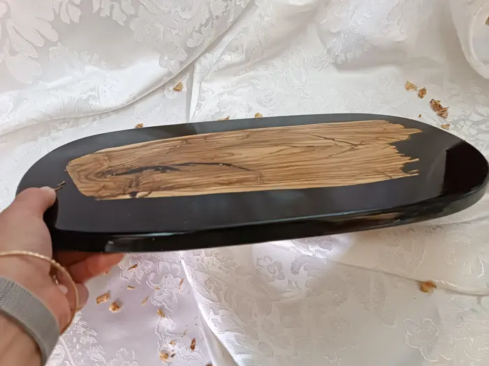 KE5 קרש חיתוך - מעץ זית עם מסגרת אפוקסי שחור