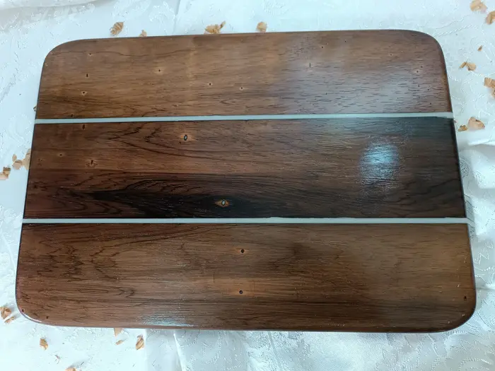 KE2 קרש חיתוך - מעץ אגוז עם פסי אפוקסי לבן