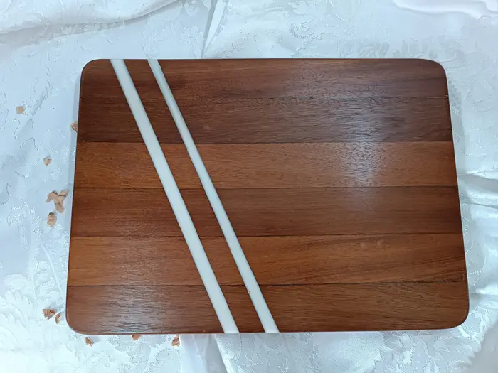 KE3 קרש חיתוך - מעץ טיק עם פסי אפוקסי לבן