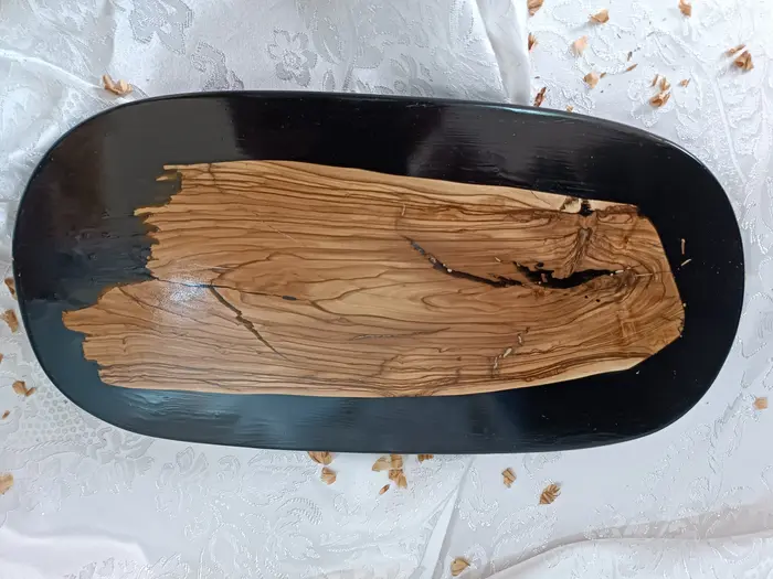 KE5 קרש חיתוך - מעץ זית עם מסגרת אפוקסי שחור